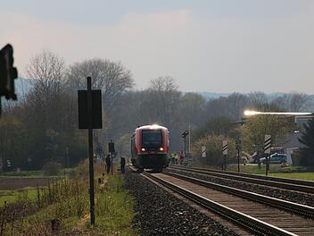 Der Zug von Mainleus nach Kulmbach war offensichtlich nicht in den Unfall verwickelt und konnte nach einem Stopp auf offener Strecke seine Fahrt fortsetzen,
