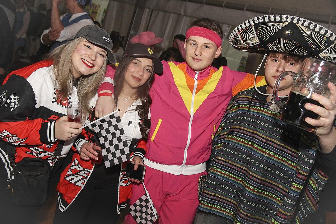 Super Stimmung beim Meeder Zeltfasching 2025!