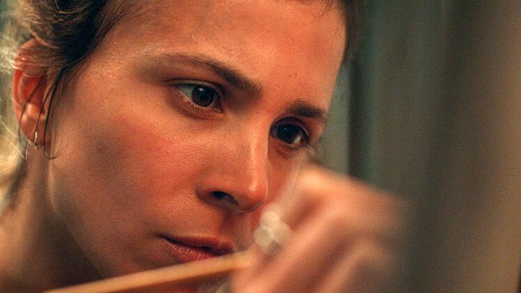 Aylin Tezel spielt in "Falling into Place" nicht nur die Hauptrolle der Kira, sondern schrieb auch das Drehbuch und führte Regie.