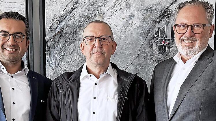 Gesch&auml;ftsf&uuml;hrer Dr. Abassin Aryobsei, Jubilar Rainer Staudt und Gesch&auml;ftsf&uuml;hrer Peter Mayr.