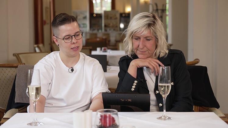 Linda (links) und Dorit studieren Susus Men&uuml;karte.