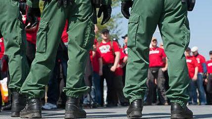 Beobachtet von der Polizei nahmen etwa 400 Rechtsradikale am 1. Mai 2012 in Hof Aufstellung. Foto: Tobias Köpplinger