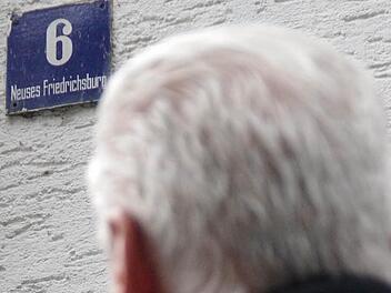 Ein zweifelnder Blick zur eigenen Hausnummer: Jochen Reif erhält immer wieder in die Irre geführten Besuch. Fotos: Marco Meißner