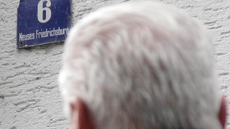 Ein zweifelnder Blick zur eigenen Hausnummer: Jochen Reif erhält immer wieder in die Irre geführten Besuch. Fotos: Marco Meißner