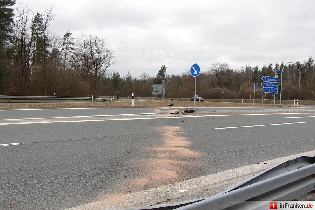 Fahrzeug rammt Verkehrsschild und landet auf Gegenfahrbahn