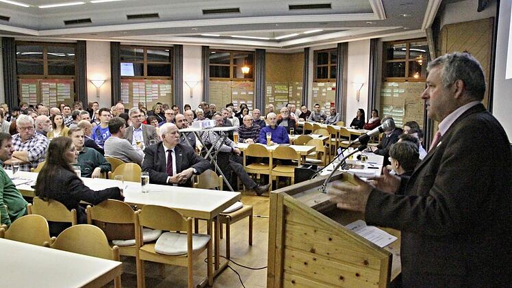 Voll besetzt war der Marktsaal in Rentweinsdorf. Bürgermeister Jürgen Hennemann (rechts), Vorsitzender der Baunachallianz, bei seiner Begrüßung.  Foto: Helmut Will