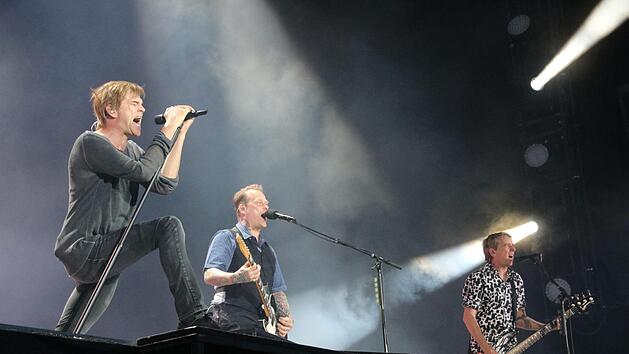 Die Toten Hosen reagierten genau richtig, nachdem die Festivalbesucher von Rock im Park erfahren haben, dass das Schwesterfestival wegen Terroralarms gerade abgesagt wurde. Foto: Dominic Buckreus