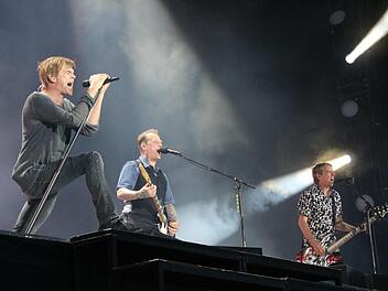 Die Toten Hosen reagierten genau richtig, nachdem die Festivalbesucher von Rock im Park erfahren haben, dass das Schwesterfestival wegen Terroralarms gerade abgesagt wurde. Foto: Dominic Buckreus