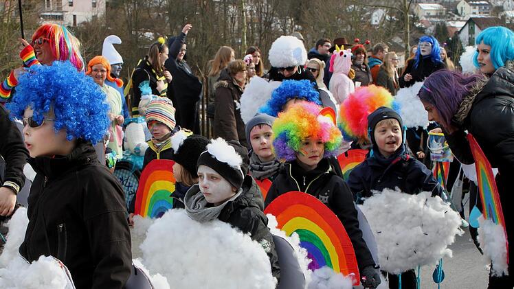 Als "Wetterkapriolen" traten die Buben und Mädchen aus dem Kindergarten Limbach auf.