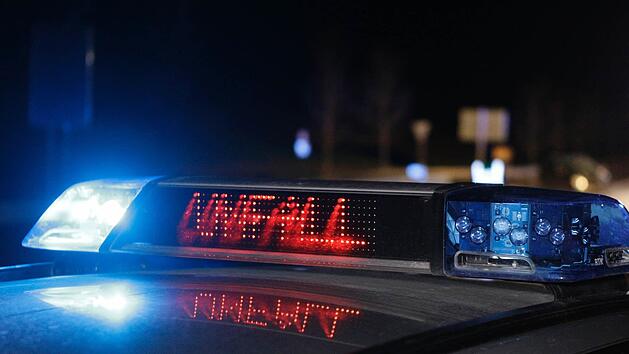 Schwerer Unfall auf der A5 am Darmst&auml;dter Kreuz: Ein Auto kracht in einen Sattelzug. Es kommt zur Kollision. Tr&uuml;mmerteile sorgen f&uuml;r eine Sperrung. Symbolbild: News5