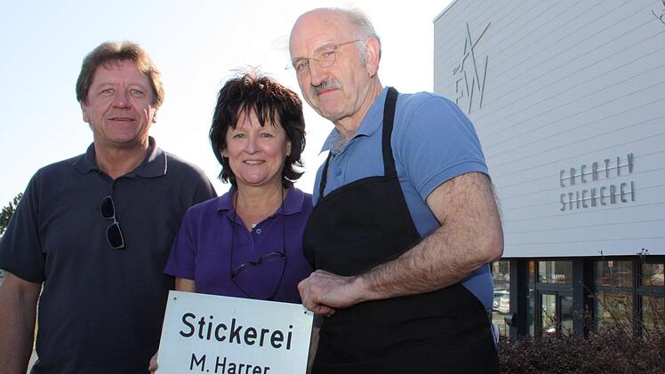Die AFW Creativ-Stickerei w&auml;chst. Martin Harrer aus Waldershof bei Marktredwitz (rechts im Bild) &uuml;bergibt seinen Betrieb an Gesch&auml;ftsf&uuml;hrerin Birgitt Rodler. Die Kunden haben in Marktleugast mit Thomas Zapf einen neuen Ansprechpartner.privat