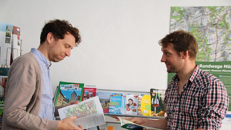 Münnerstadts Museumsleiter Nicolas Zenzen und  Stadtmanager Kilian Düring schauen das vorhandene Prospektmaterial durch. Viel ist nicht mehr da. Es werden dringend neue Prospekte benötigt. Thomas Malz