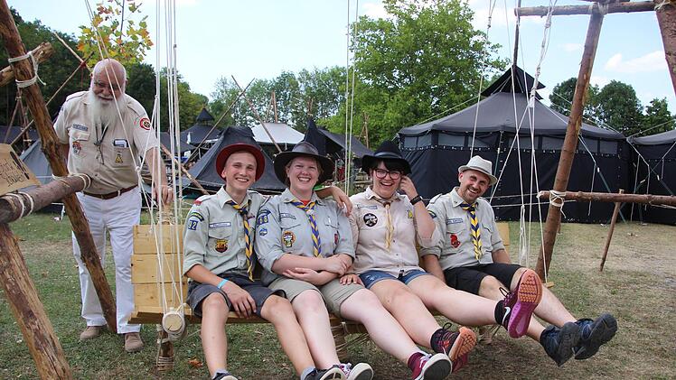 Klaus Tietz (72) stößt den Rangers-Nachwuchs an: Tom (14), der die Riesenschaukel gebaut hat, Camp-Pastorin Annabelle, Camp-Leiterin Anna und Camp-Wart Daniel. Diana Fuchs