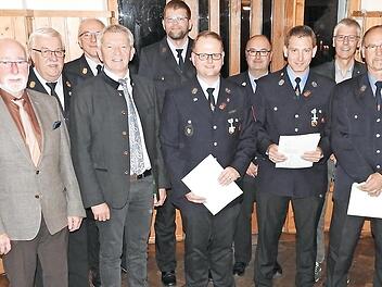 Bei den Ehrungen (von links): Christian Gro&szlig; (Kommandant Debring), Kreisbrandmeister Thomas Feulner, Dritter B&uuml;rgermeister Werner Wa&szlig;mann, Kreisbrandrat Bernhard Ziegmann, Kreisbrandinspektor Friedrich Riemer, Landrat Johann Kalb, Hubert Norbert (25 Jahre), Carsten Ott (25 Jahre), Thomas Leicht (Kommandant Stegaurach), Markus &Uuml;bel-Hofmann (25 Jahre), Zweiter B&uuml;rgermeister Bernd Fricke, Werner Pflaum (40 Jahre), Erster B&uuml;rgermeister Thilo Wagner, Dietmar Schorr (40 Jahre)  Foto: privat