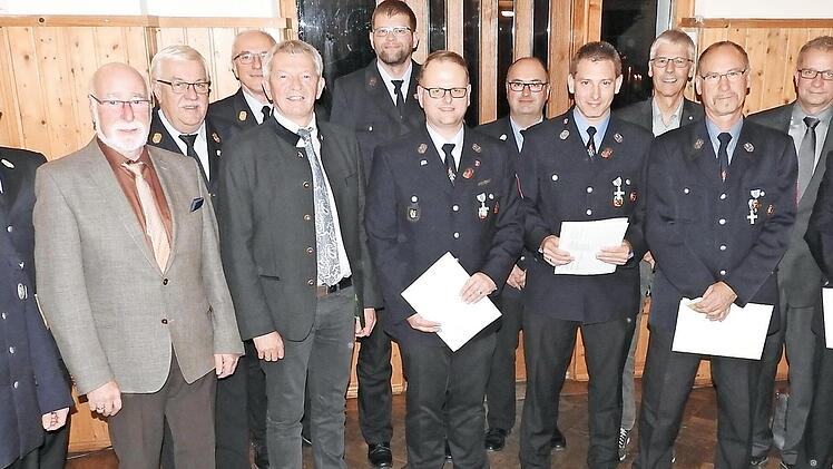 Bei den Ehrungen (von links): Christian Gro&szlig; (Kommandant Debring), Kreisbrandmeister Thomas Feulner, Dritter B&uuml;rgermeister Werner Wa&szlig;mann, Kreisbrandrat Bernhard Ziegmann, Kreisbrandinspektor Friedrich Riemer, Landrat Johann Kalb, Hubert Norbert (25 Jahre), Carsten Ott (25 Jahre), Thomas Leicht (Kommandant Stegaurach), Markus &Uuml;bel-Hofmann (25 Jahre), Zweiter B&uuml;rgermeister Bernd Fricke, Werner Pflaum (40 Jahre), Erster B&uuml;rgermeister Thilo Wagner, Dietmar Schorr (40 Jahre)  Foto: privat
