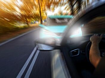 Bei Emskirchen &uuml;berholte am Freitag ein Autofahrer eine Fahrzeugkolonne. EIne Frau im Gegenverkehr versuchte auszuweichen, es kam zum Unfall. Symbolfoto: ambrozinio/Adobe Stock