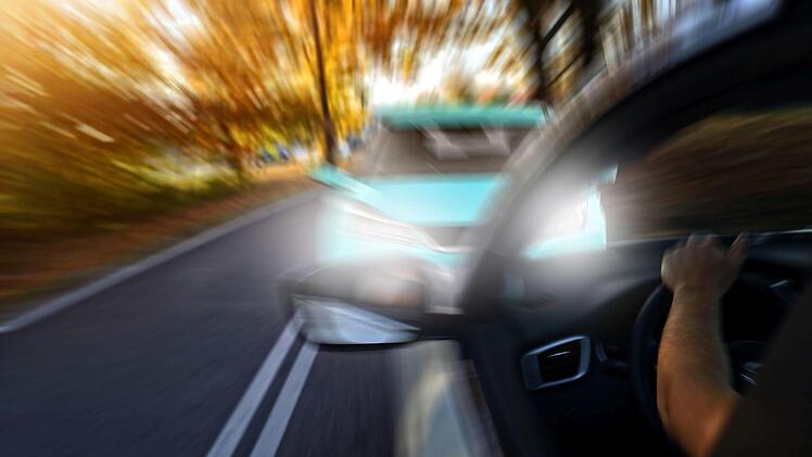 Bei Emskirchen &uuml;berholte am Freitag ein Autofahrer eine Fahrzeugkolonne. EIne Frau im Gegenverkehr versuchte auszuweichen, es kam zum Unfall. Symbolfoto: ambrozinio/Adobe Stock