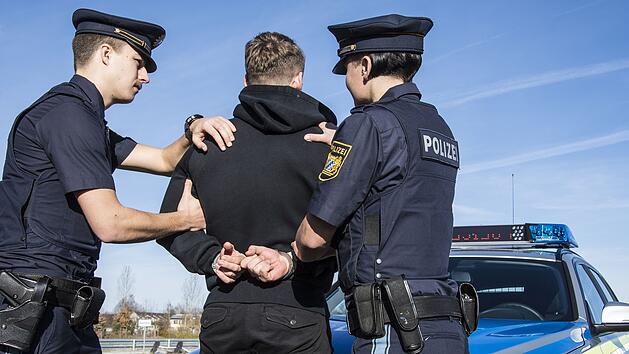 symbol polizei festnahme handschellen Foto Bayerische Polizei
