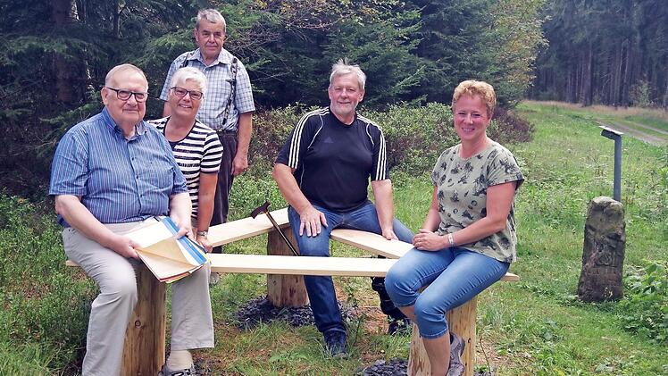 Auf der neuen Bank (von links) Heimatforscher Martin Weber, Karin Weber, Hans Skrodt, Kreisheimatpfleger Siegfried Scheidig sowie Manja Hünlein (Leiterin Touristinfo der Rennsteigregion). Fotos: Heike Schülein