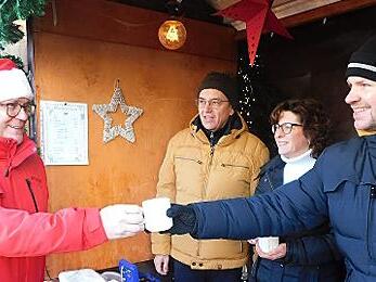Der Bürgermeister bekommt eine Tasse Glühwein.