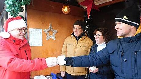 Der Bürgermeister bekommt eine Tasse Glühwein.
