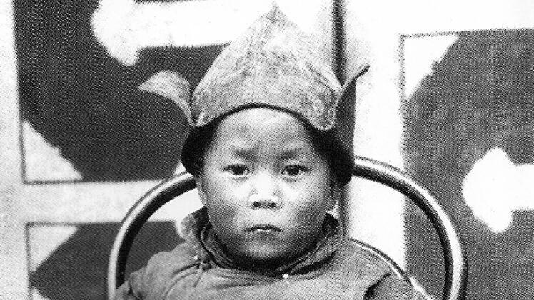 Der 14. Dalai Lama, hier als Kind, wurde im Alter von zwei Jahren als Nachfolger des 13. Dalai Lama nach einer Vision von Mönchen erkannt und mit vier Jahren in Lhasa inthronisiert.