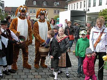 Zwei große Osterhasen überraschten die Kinder. Fotos: Klaus Oelzner