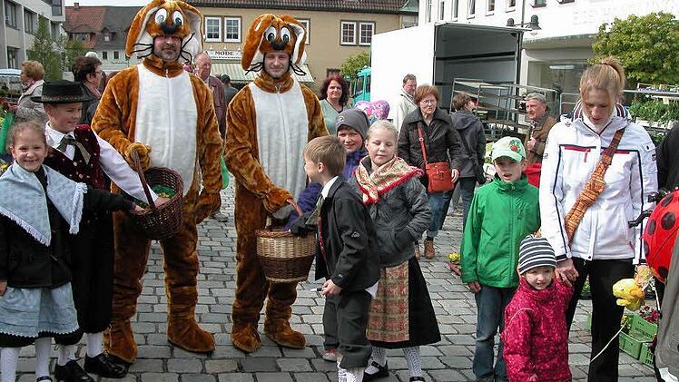 Zwei große Osterhasen überraschten die Kinder. Fotos: Klaus Oelzner