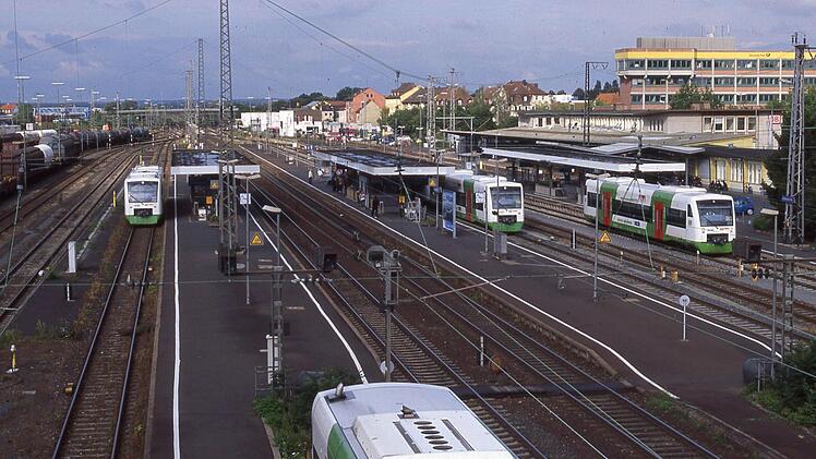 Die Shuttles der Erfurter Bahn bevölkern den Schweinfurter Hauptbahnhof.