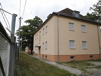 Das Haus Geisfelder Straße 98 steht der Stadt ab 15. September zur Verfügung. Es ist das mittlere von drei Blocks, die einer Zukunft als Unterkunft für Flüchtlinge entgegensehen. Fotos: Matthias Hoch