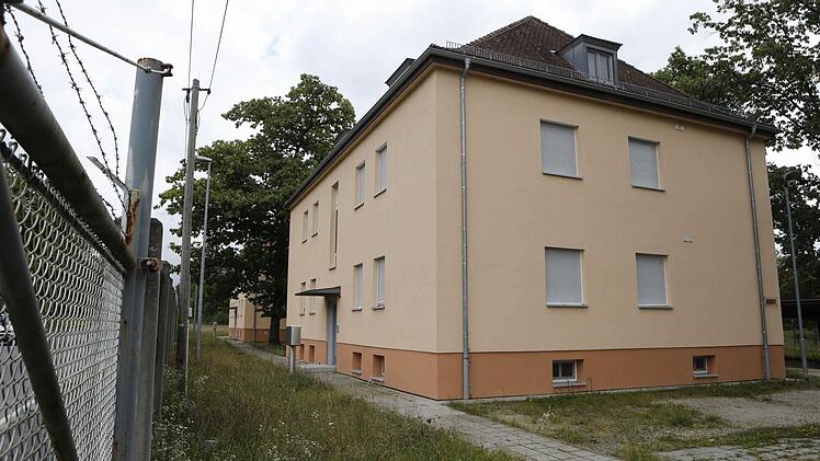 Das Haus Geisfelder Straße 98 steht der Stadt ab 15. September zur Verfügung. Es ist das mittlere von drei Blocks, die einer Zukunft als Unterkunft für Flüchtlinge entgegensehen. Fotos: Matthias Hoch