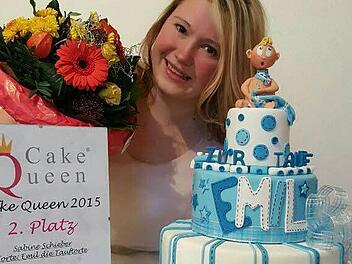 Sabine Schieber mit ihrer prämierten Tauftorte. Foto: privat