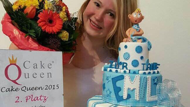 Sabine Schieber mit ihrer prämierten Tauftorte. Foto: privat