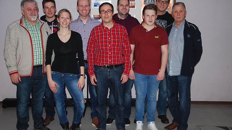 Mathias Mangold, Vorsitzender des Heimatvereins Burglauer (links), zeichnete Mitglieder aus, die entweder dem Verein schon lange die Treue halten oder seit vielen Jahren aktive Sportler sind. Foto: M.anfred Mellenthin