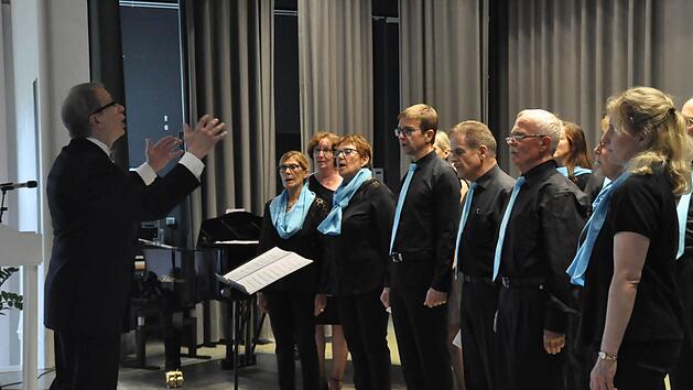 Der Folklore-Chor N&uuml;dlingen-Bad Kissingen bei einem Auftritt im Bad Bockleter Kursaal im vergangenen Jahr.  Archivfoto: Peter Klopf