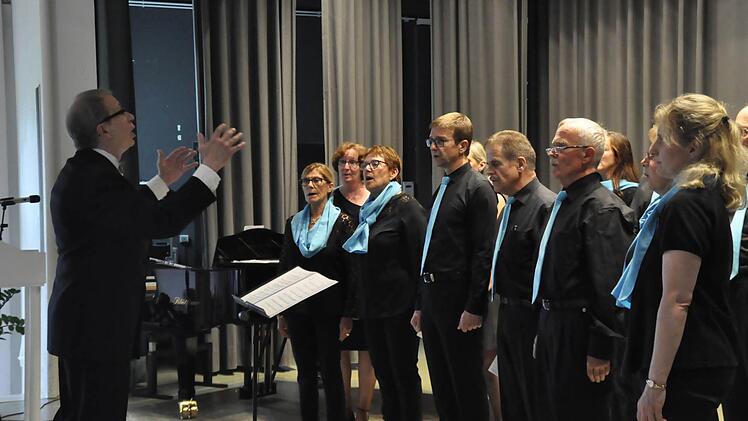 Der Folklore-Chor Nüdlingen-Bad Kissingen bei einem Auftritt im Bad Bockleter Kursaal im vergangenen Jahr.  Archivfoto: Peter Klopf