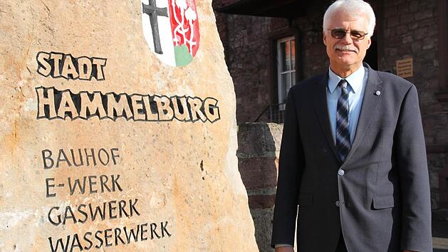Fast 50 Jahre war Norbert K&uuml;hnl bei der Stadt Hammelburg. Jetzt geht der Gesch&auml;ftsleiter der Stadtwerke GmbH Hammelburg in Ruhestand. Foto: Kerstin V&auml;th