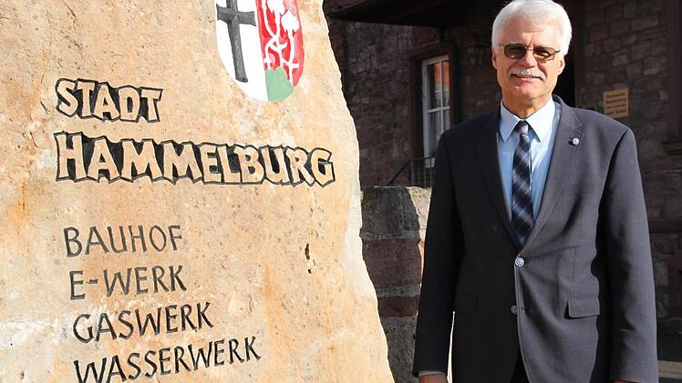 Fast 50 Jahre war Norbert Kühnl bei der Stadt Hammelburg. Jetzt geht der Geschäftsleiter der Stadtwerke GmbH Hammelburg in Ruhestand. Foto: Kerstin Väth