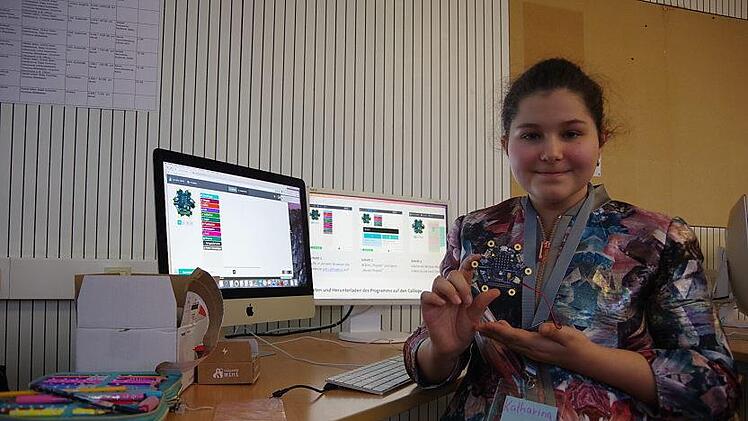 Es funktioniert: Katharina zeigt stolz den Calliope Mini, mit dem das Programmieren spielend leicht geht.