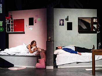 Sie kommen nur im Internet zusammen. Veronika Hörmann und Benjamin Hübner in "Marry Me a Little". Henning Rosenbusch