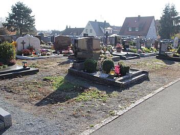 Wie umgehen mit den Flächen von aufgelassenen Gräbern am alten Höchstadter Friedhof?  Foto: Andreas Dorsch