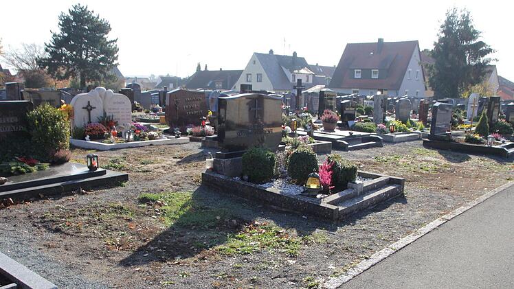 Wie umgehen mit den Flächen von aufgelassenen Gräbern am alten Höchstadter Friedhof?  Foto: Andreas Dorsch