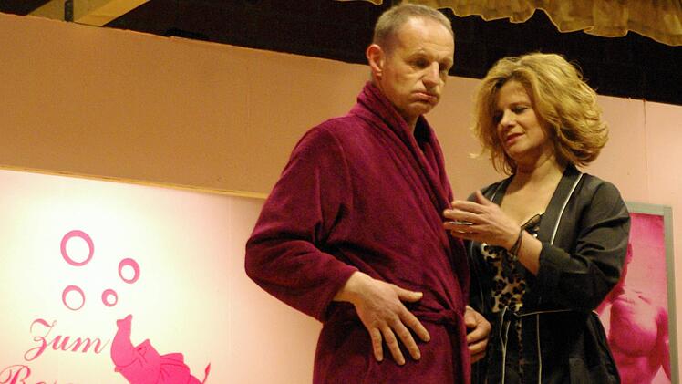 Michael Hüfner und Anja Heilmann im Stück "Unter Bademänteln", das vor zwei Jahren zum 25. Jubiläum der Theatergruppe aufgeführt wurde.  Foto: Winfried Ehling/Archiv