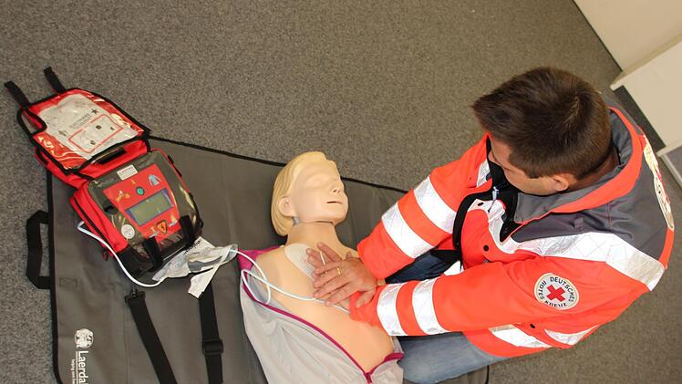 Ralf Schmidt vom BRK Kronach demonstriert, was im Ernstfall zu tun ist. Foto: Theresa Heim