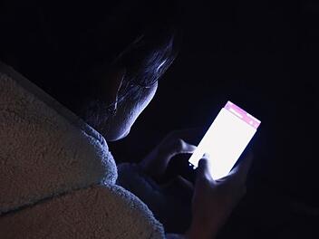 Auf einigen Geräten kann schon jetzt das ungesunde blaue Licht geblockt werden. Symbolfoto:  simardfrancois/Pixabay
