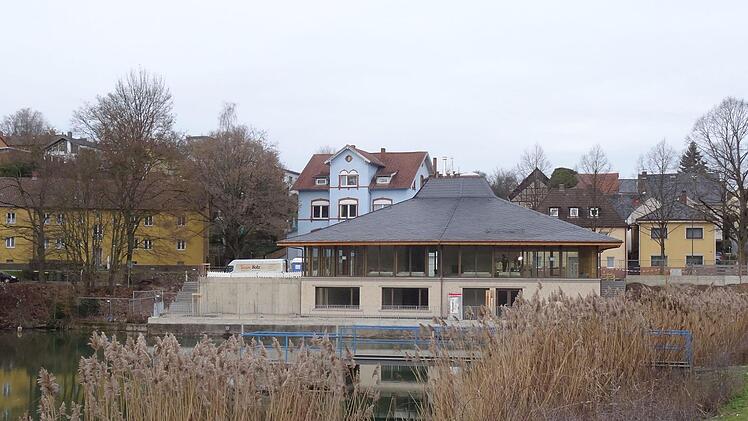 Fast fertig: das neue Bürgerhaus von Wüstenahorn. Die Eröffnung ist für März geplant. Errichtet wurde das Gebäude an der Stelle der ehemaligen Postfiliale.Foto: Jochen Berger