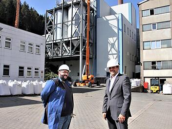 Mit der jüngsten Investition in die Erweiterung des Gemengehauses und eines Scherbenlagers tragen die Gerresheimer Tettau ihrer Nachhaltigkeitsstrategie Rechnung. Links im Bild der technische Leiter Maik Rosemann und Geschäftsführer Kay Rohn Foto: Veronika Schadeck