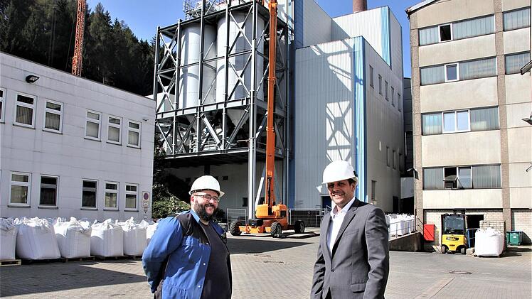 Mit der jüngsten Investition in die Erweiterung des Gemengehauses und eines Scherbenlagers tragen die Gerresheimer Tettau ihrer Nachhaltigkeitsstrategie Rechnung. Links im Bild der technische Leiter Maik Rosemann und Geschäftsführer Kay Rohn Foto: Veronika Schadeck