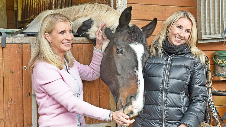 Kultusstaatssekretärin Anna Stolz (r.) und Schirmherrin Karin Baumüller-Söder