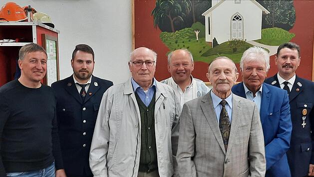 Langj&auml;hrige Mitglieder der Feuerwehr Ramsthal wurden geehrt: (von links) B&uuml;rgermeister Rainer Morper, stellvertretender Vorsitzender Johannes Sixt, Theo Sixt, Klaus Kemmer, Arthur Krebs, Franz B&uuml;ttner und Vorsitzender Bernhard Sixt.